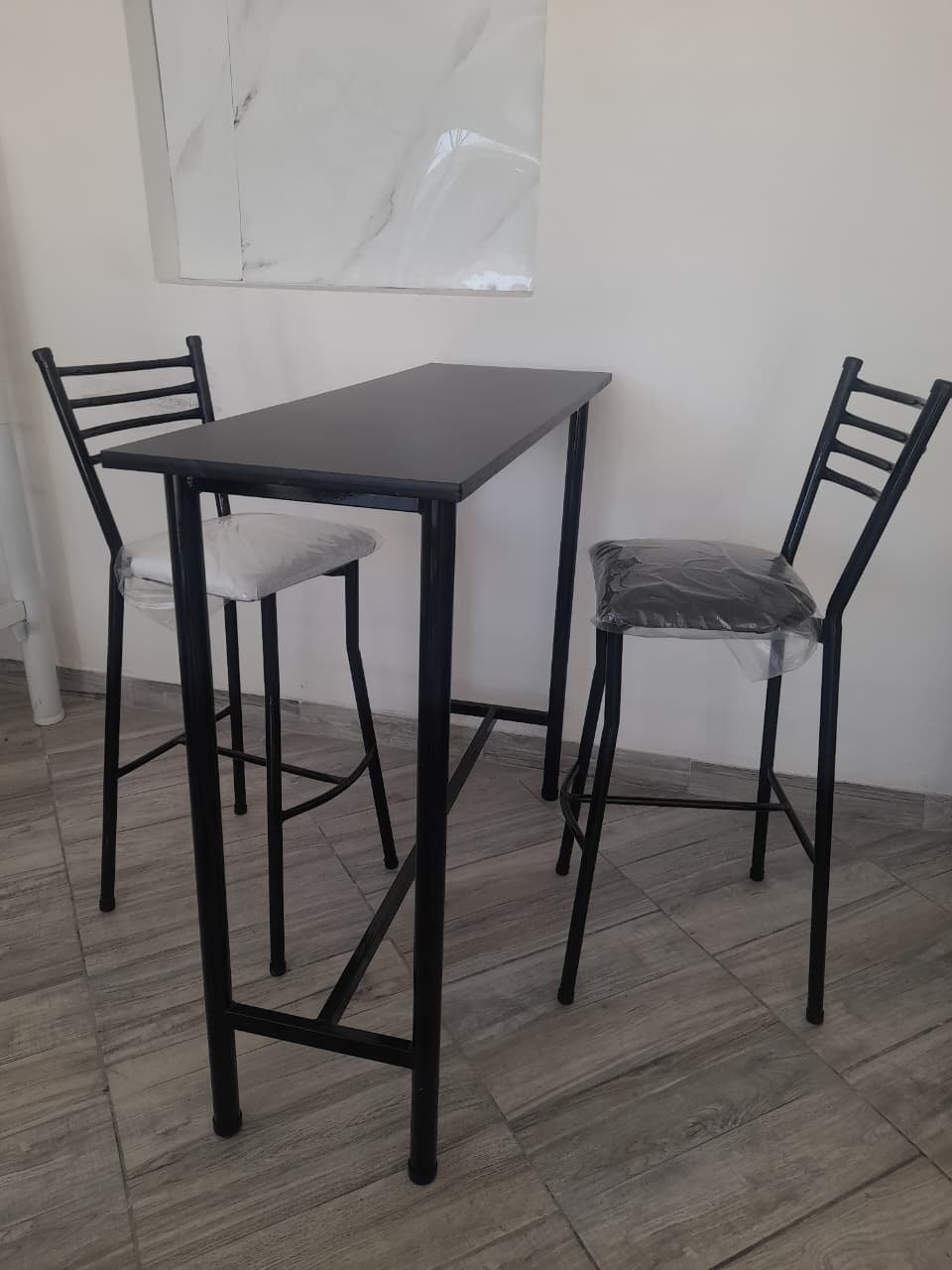 BARRA 120X40 + 2 BANQUETAS DE CAÑO MODELO "DELTA" - Image 2